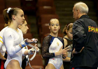 ElenaCarbCalentaAAPagOf.jpg (42394 bytes)